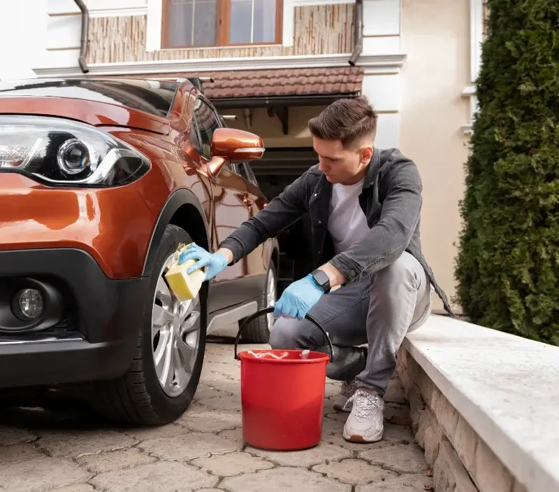 Lavage auto à domicile L'Hôme-Chamondot : professionnel intervenant sur un véhicule